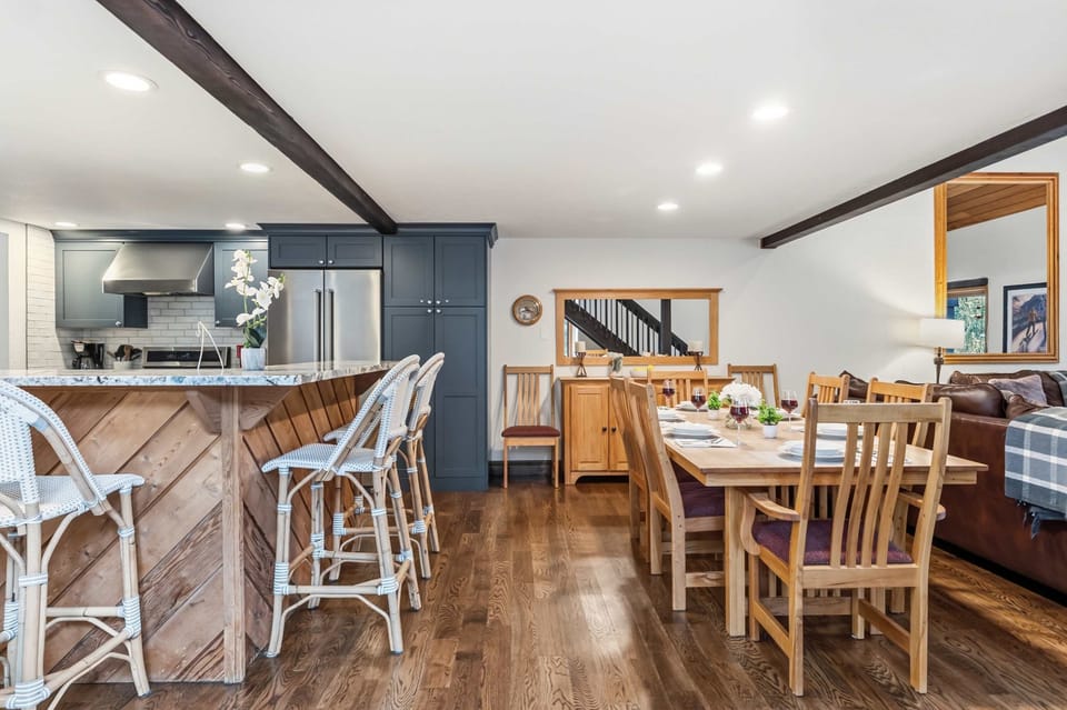 Dining area: Seating for 8, barstools, main floor
