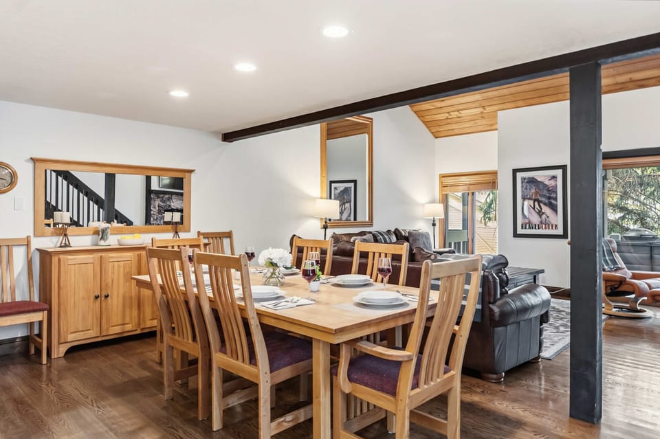Dining area: Seating for 8, barstools, main floor
