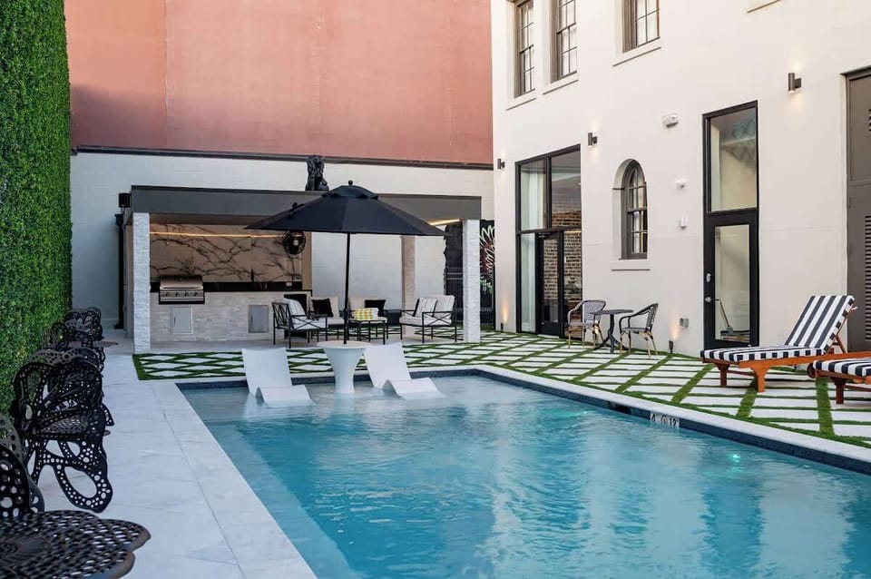 Shared pool / outdoor kitchen. *Pool closed during the week of Mardi Gras.*