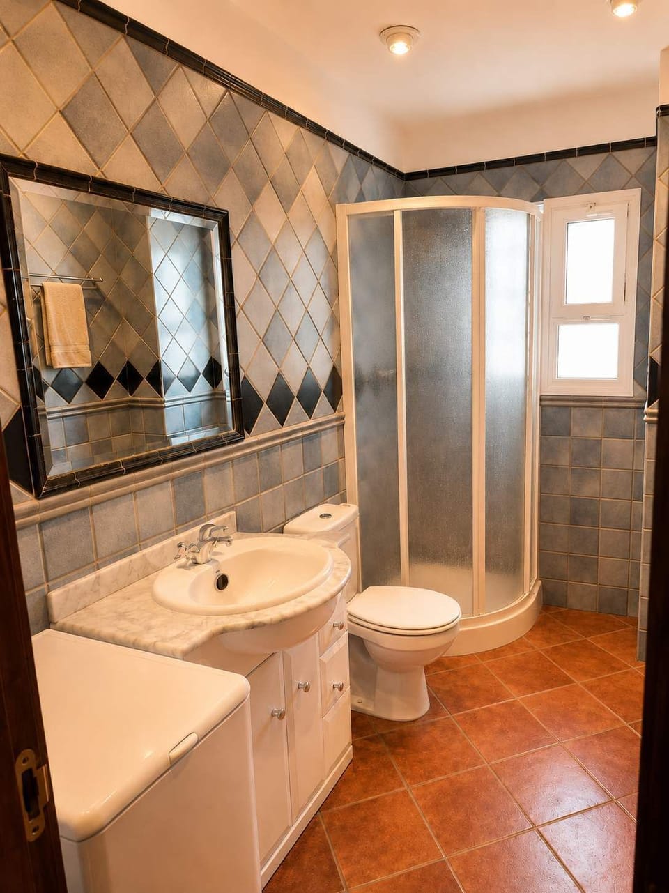 Baño completo con ducha y lavadora para mayor comodidad durante la estancia