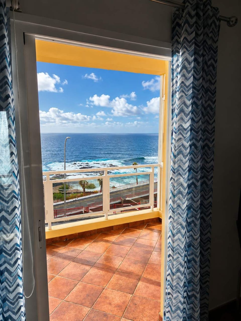Desde el dormitorio, abre la puerta y deja que el mar sea lo primero que veas 🌊✨