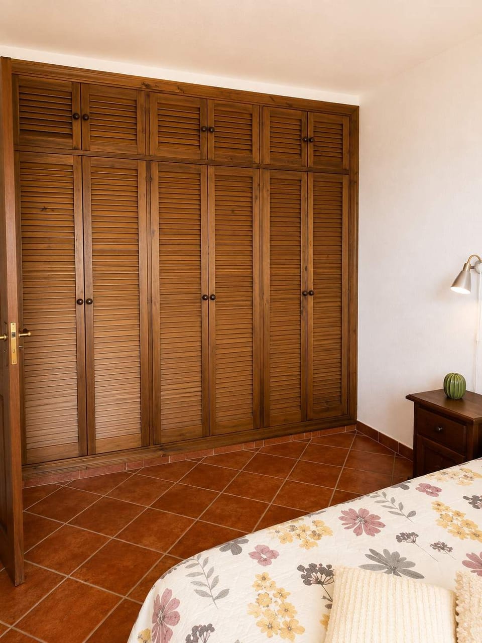Dormitorio con amplio armario y espacio de almacenaje