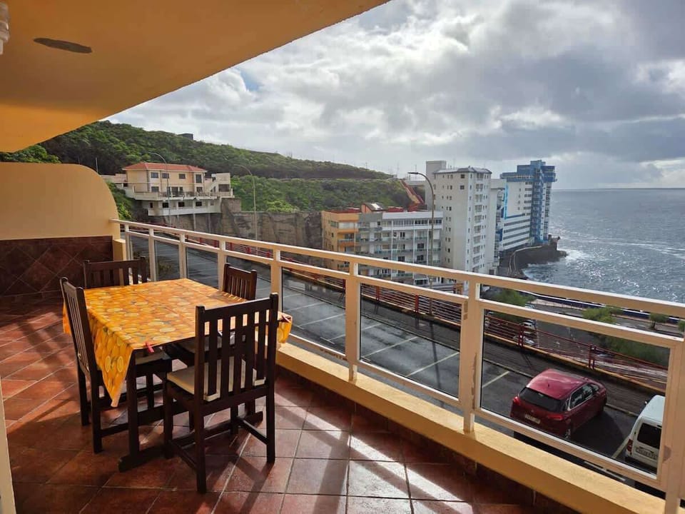 ¿Te imaginas disfrutar aquí de una comida tranquila, una cena especial o simplemente sentarte a contemplar estas vistas al mar?