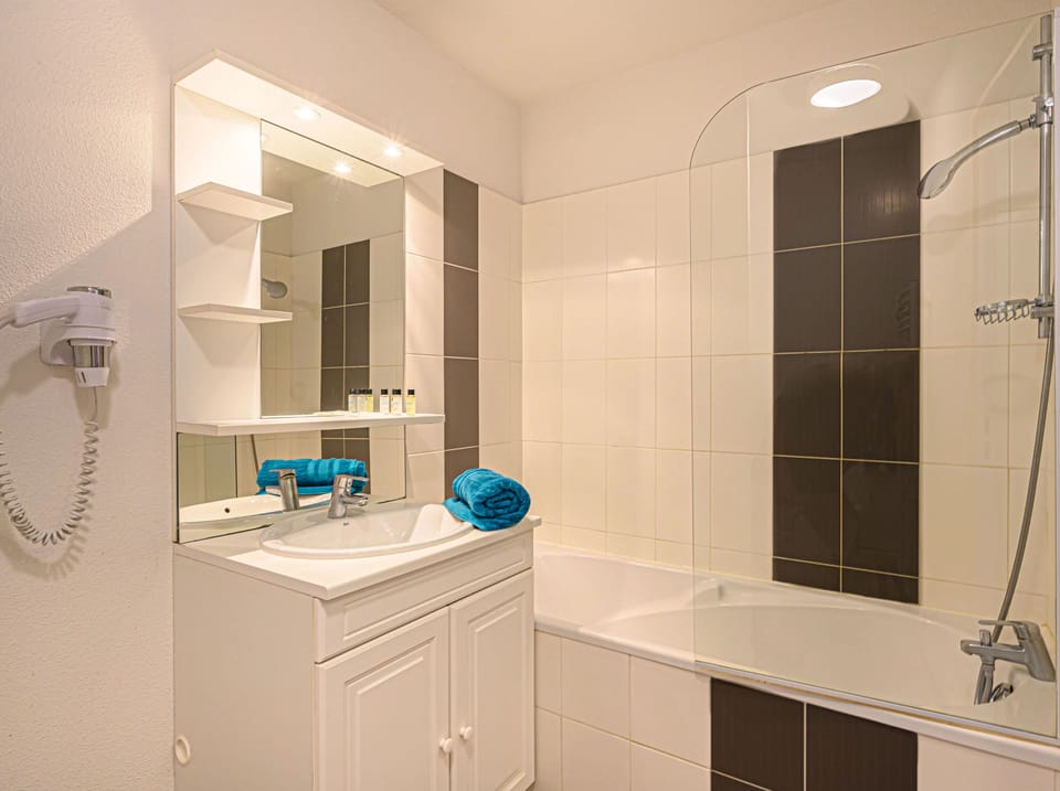 Bathtub, hair dryer, and integrated toilet — soak away the day before tomorrow's coastal trail.