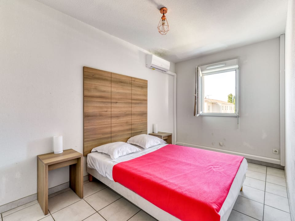 Upper-level double bedroom with 140 cm bed — quiet and separated from the living space below