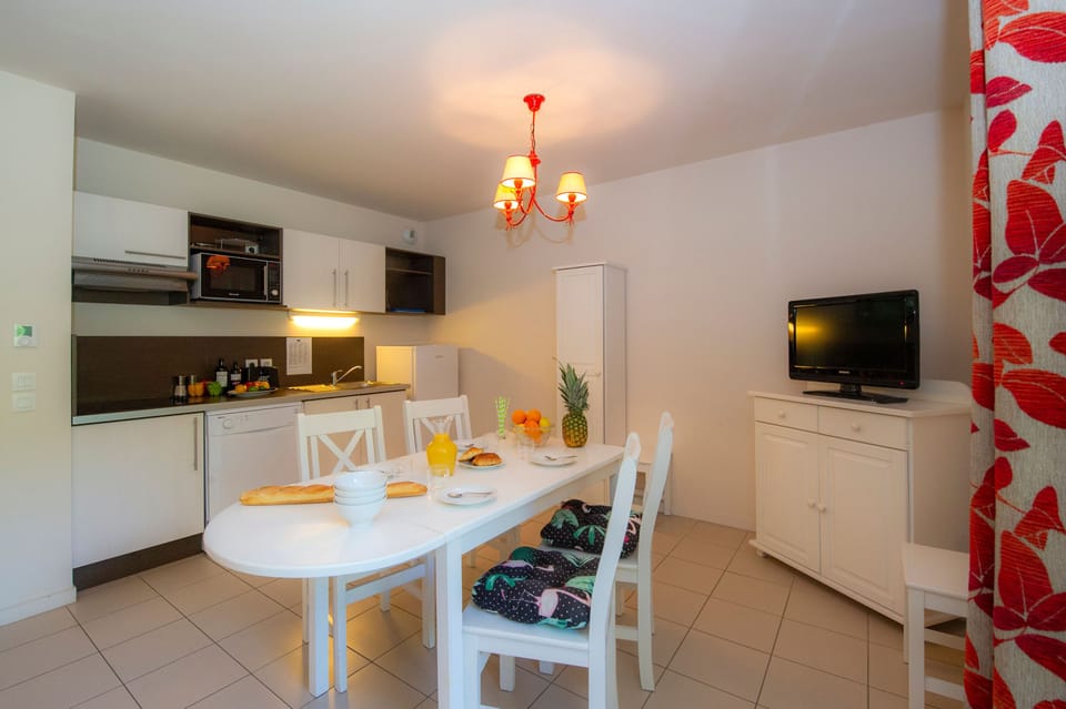 Gather around the white dining table after a day at Honfleur's Vieux Bassin.