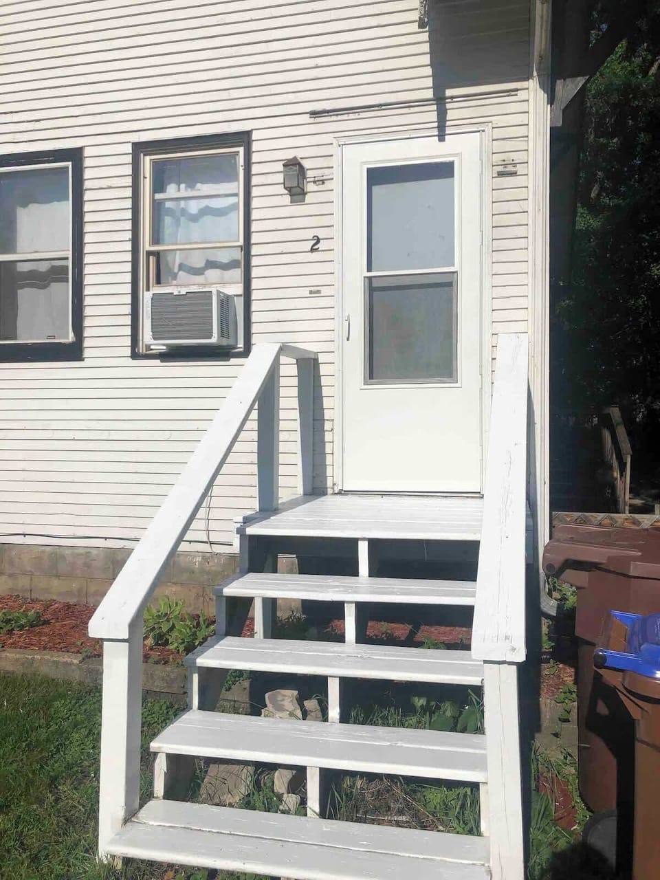 Outside private entrance directly into to the studio.