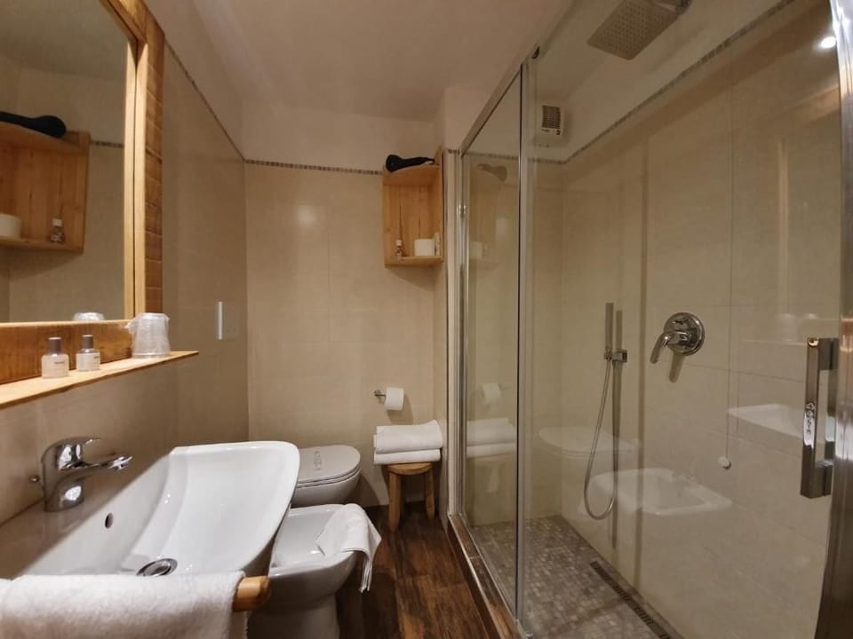 Deluxe Double Room, Garden View | Bathroom | Slippers