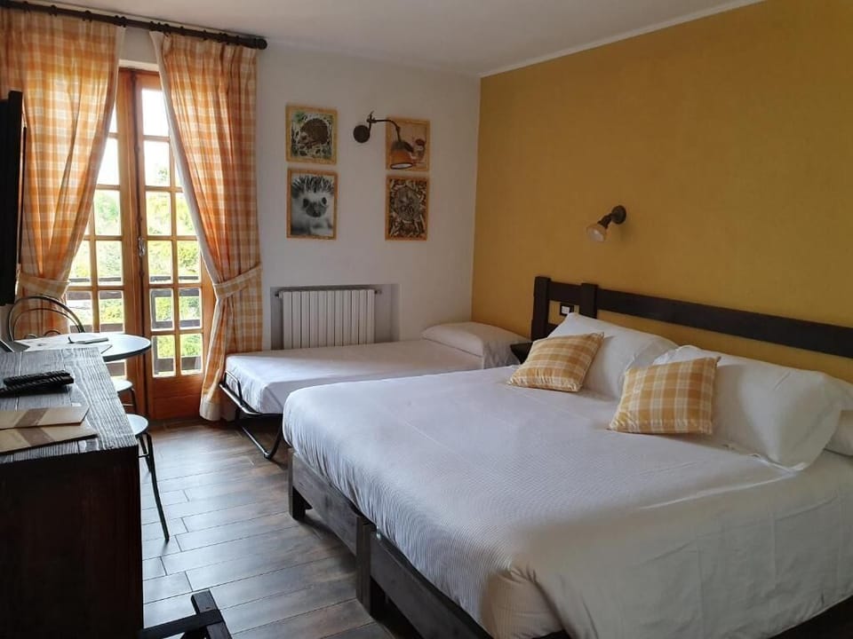 Triple Room, Balcony, Garden View | In-room safe