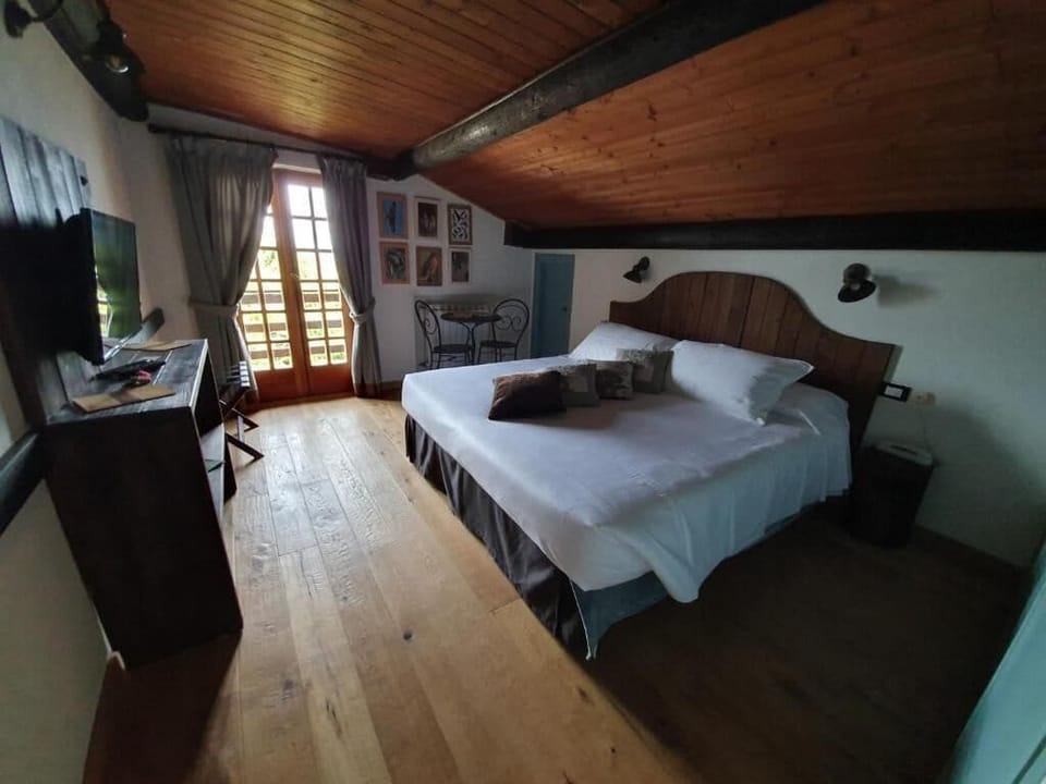 Deluxe Double Room, Balcony, Garden View | In-room safe