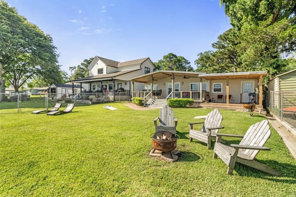 Backyard | Fire Pit | Deck & BBQ Grill Access