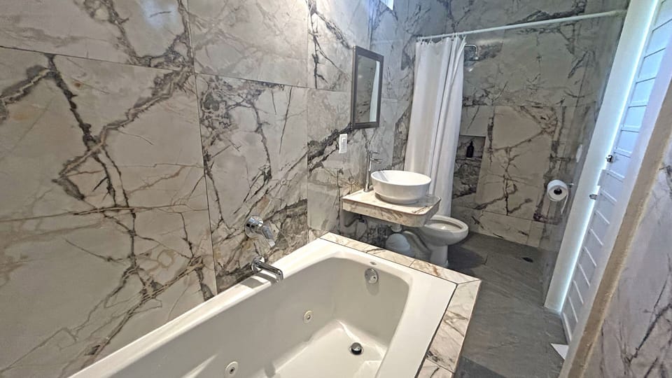 Comfort Studio | Bathroom | Towels, soap, shampoo, toilet paper
