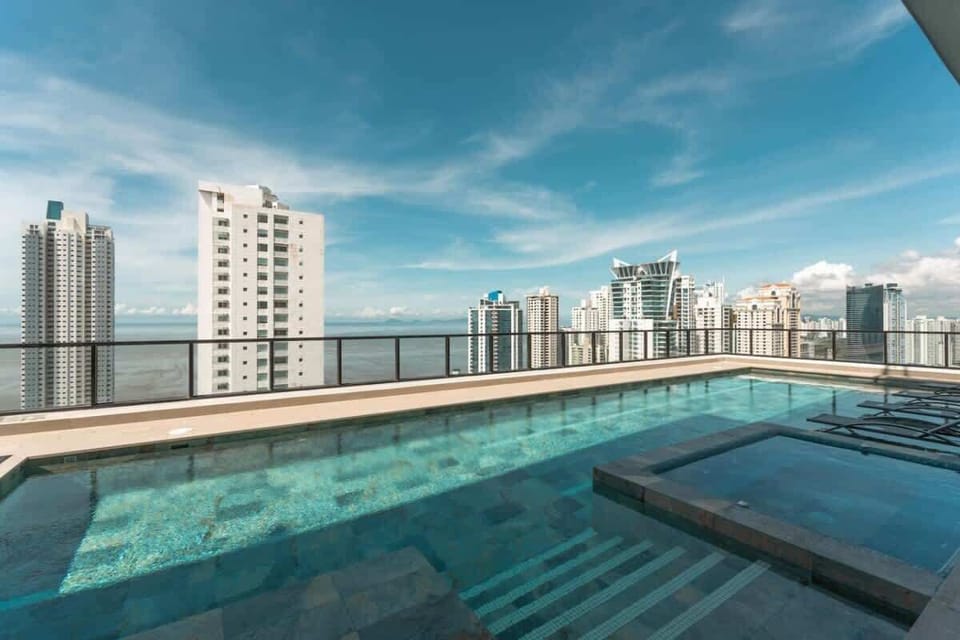 Building pool with jacuzzi