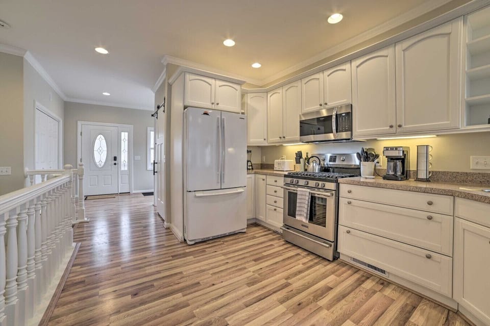 Kitchen | White Cabinets & Stainless Appliances