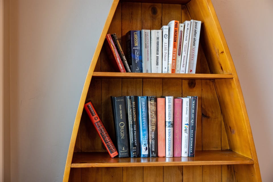 Cozy reading nook with books and quiet spaces for relaxing mountain evenings.
