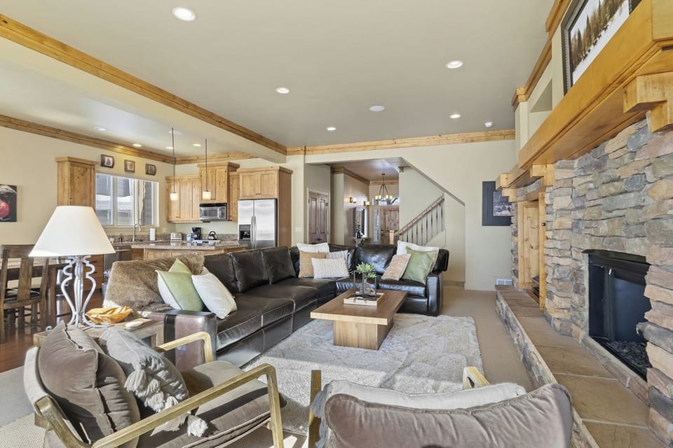 Open, airy, and full of natural light—ideal for bringing everyone together without feeling crowded.