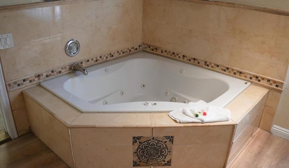 Separate tub and shower, free toiletries, hair dryer, towels