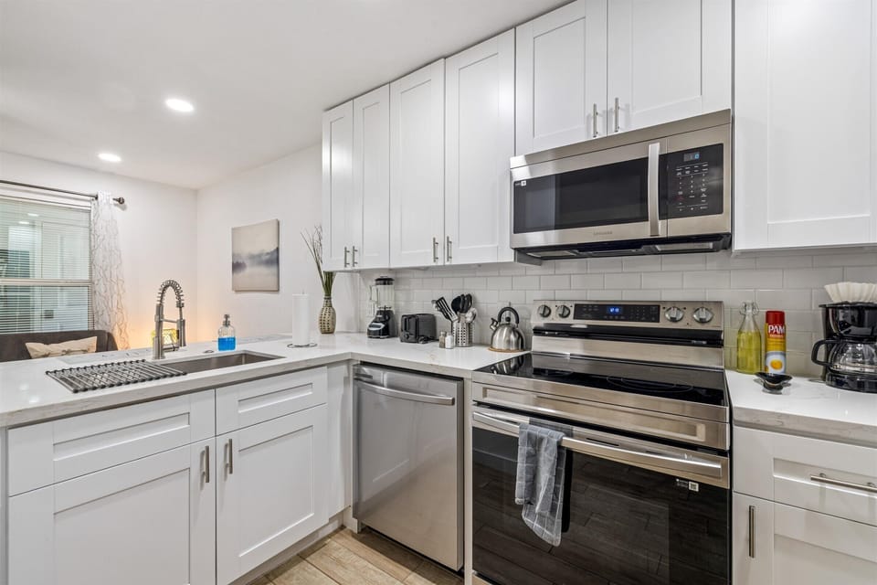 In unit dishwasher, Oven, Stove Microwave.