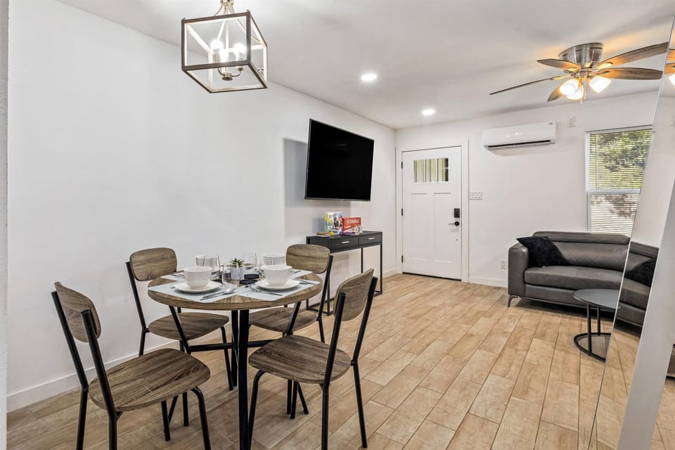 4 seats and dinning room seating area