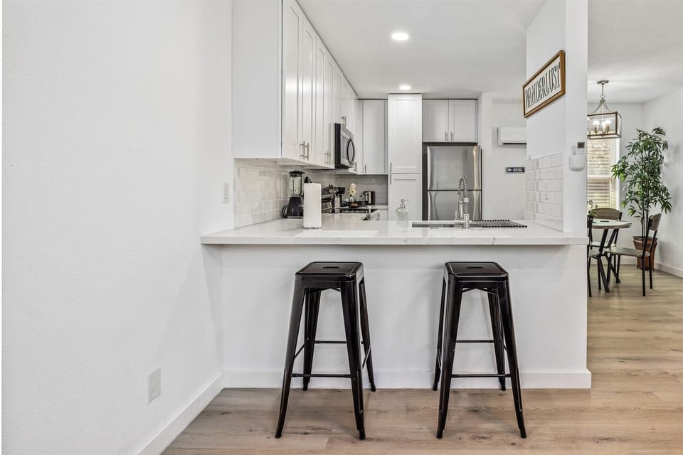 Kitchen peninsula with seating for 2, perfect for breakfast or casual chats while cooking.