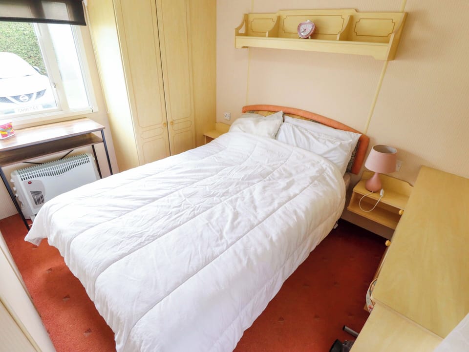 2 bedrooms, individually decorated, individually furnished