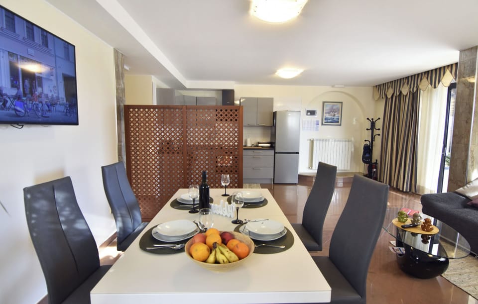 Apartment, 1 Bedroom, Patio, Garden View | Dining room
