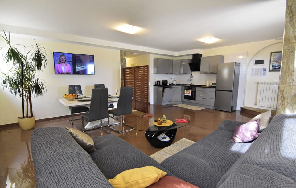 Apartment, 1 Bedroom, Patio, Garden View | Living room