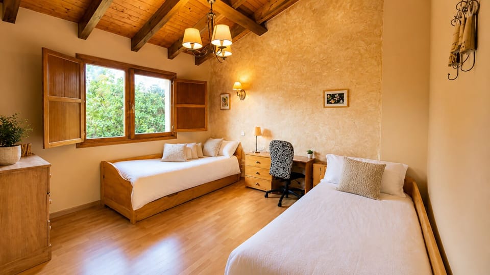 Bed,Photo of the whole room,Garden view