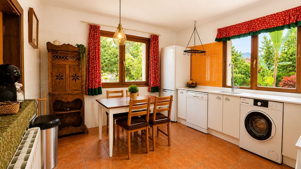 Kitchen or kitchenette,Dining area,Garden view