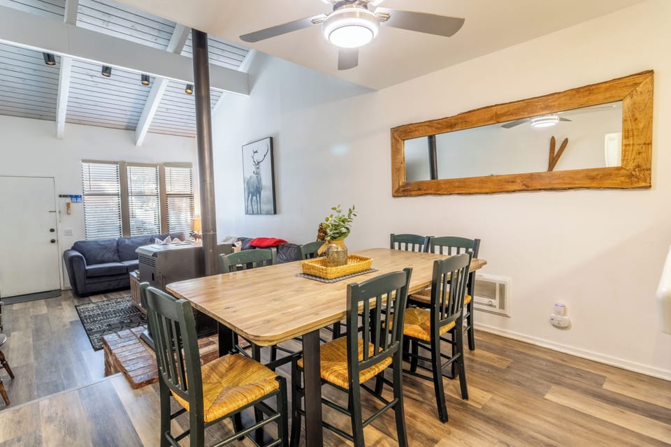 Dining room in between living room and kitchen.