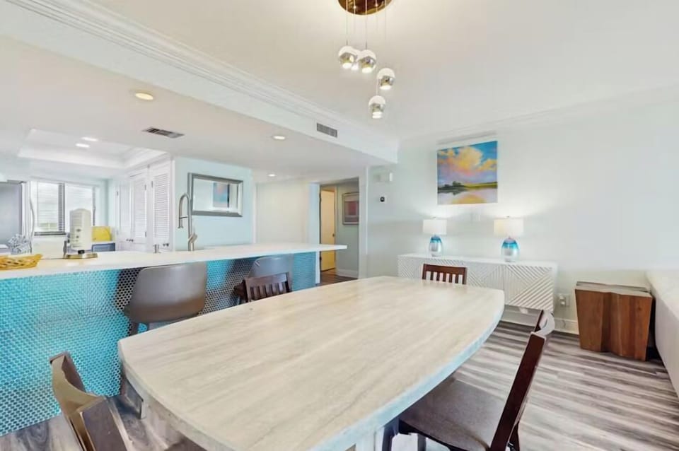 Along with the four dining room chairs there are two bar stools that are perfect for younger guests or adults having a quick bite
