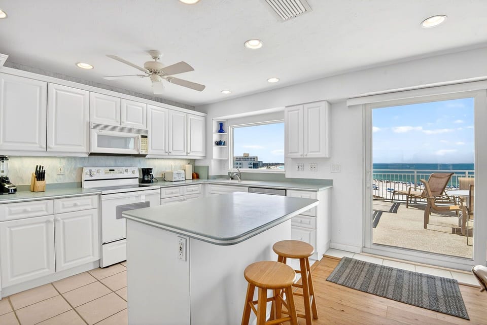 3BR Panoramic Views – Jamaica Royale Beachfront (7687)