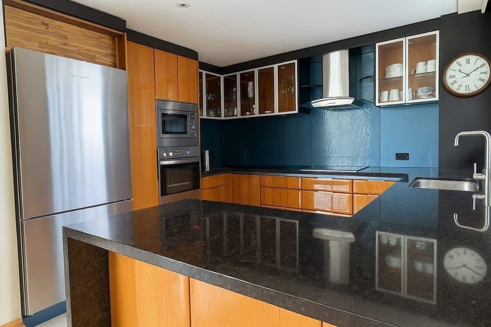 Fully Equipped Gourmet Kitchen – Cook with ease in the contemporary kitchen featuring premium appliances.