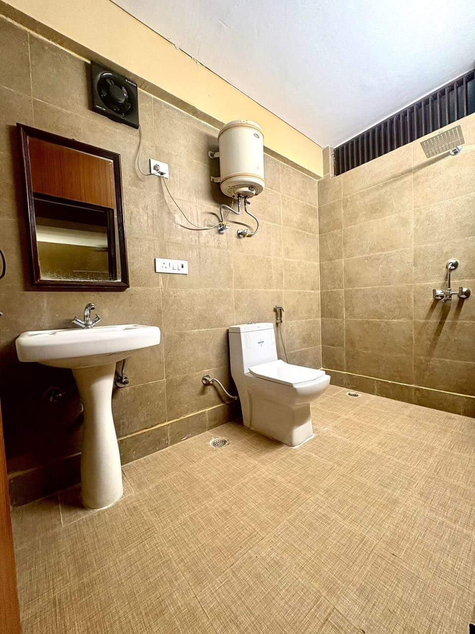 Deluxe Room | Bathroom | Shower, towels, soap, shampoo