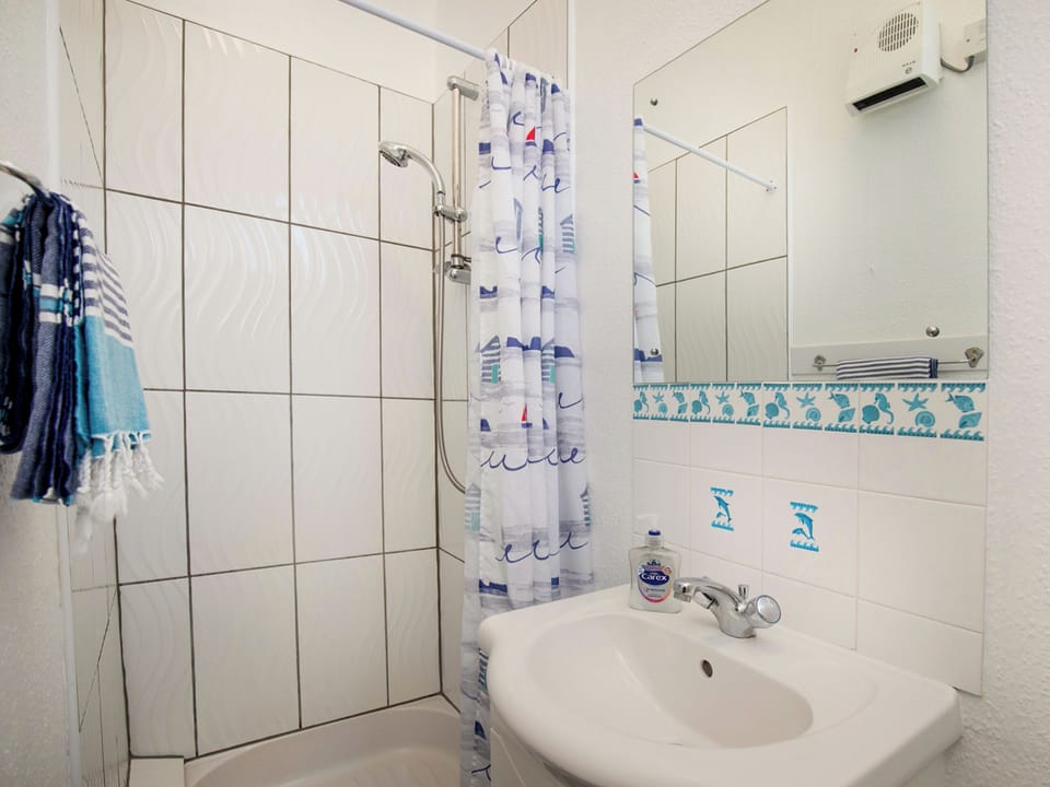 Bathroom | Sunny Side - Atherfield Apartments, Paignton