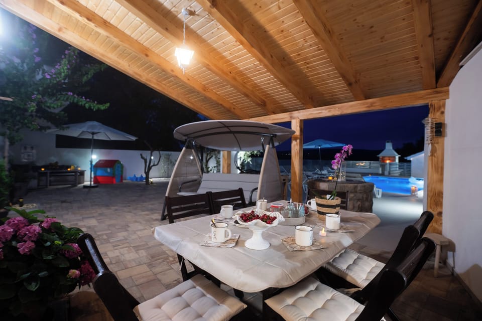 Family House, 3 Bedrooms, 2 Bathrooms (Pool House Ivana) | Outdoor dining