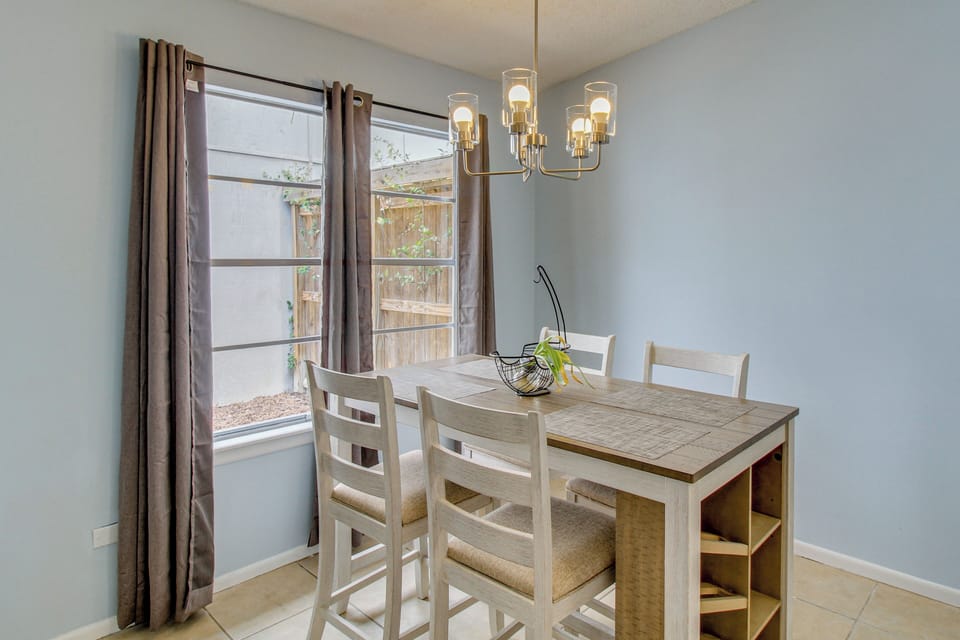 Property Interior | Central A/C & Heating | Free WiFi