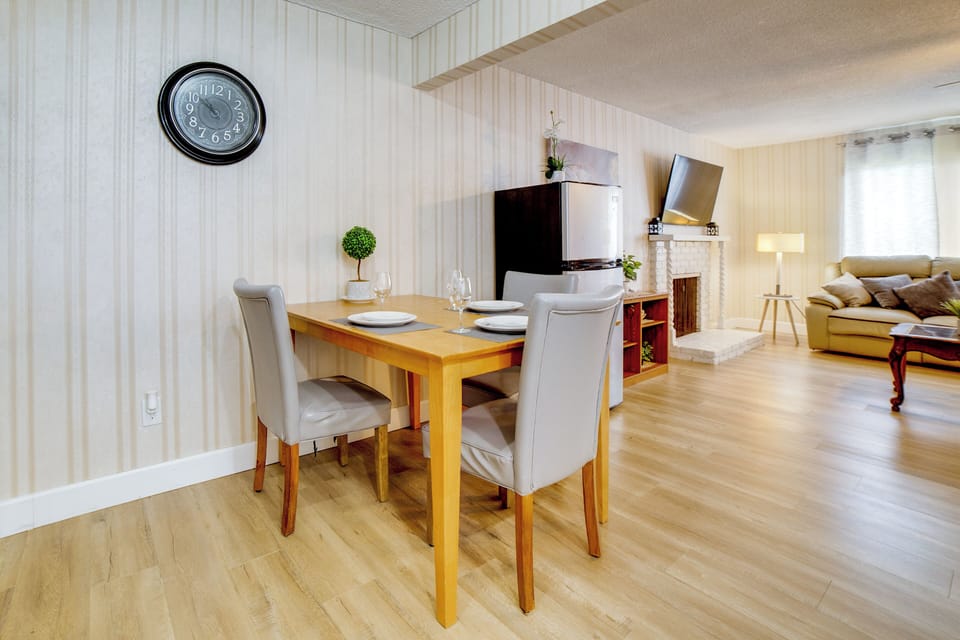 Dining Area | Dishware/Flatware Provided