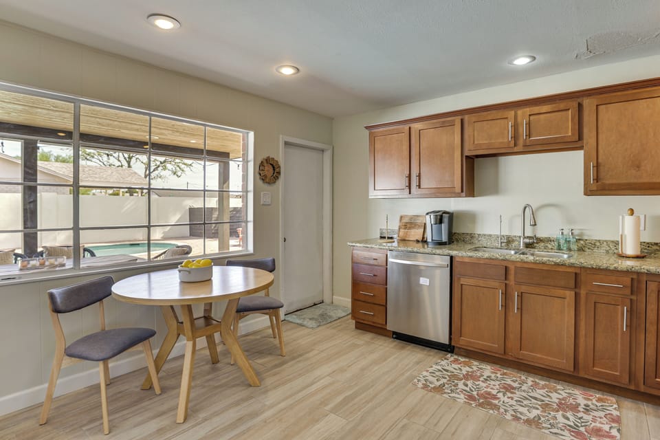 Kitchen & Additional Dining Area
