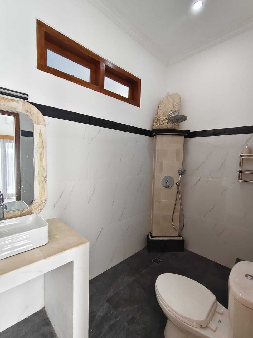 Deluxe Single Room | Bathroom | Shower, towels, soap, shampoo