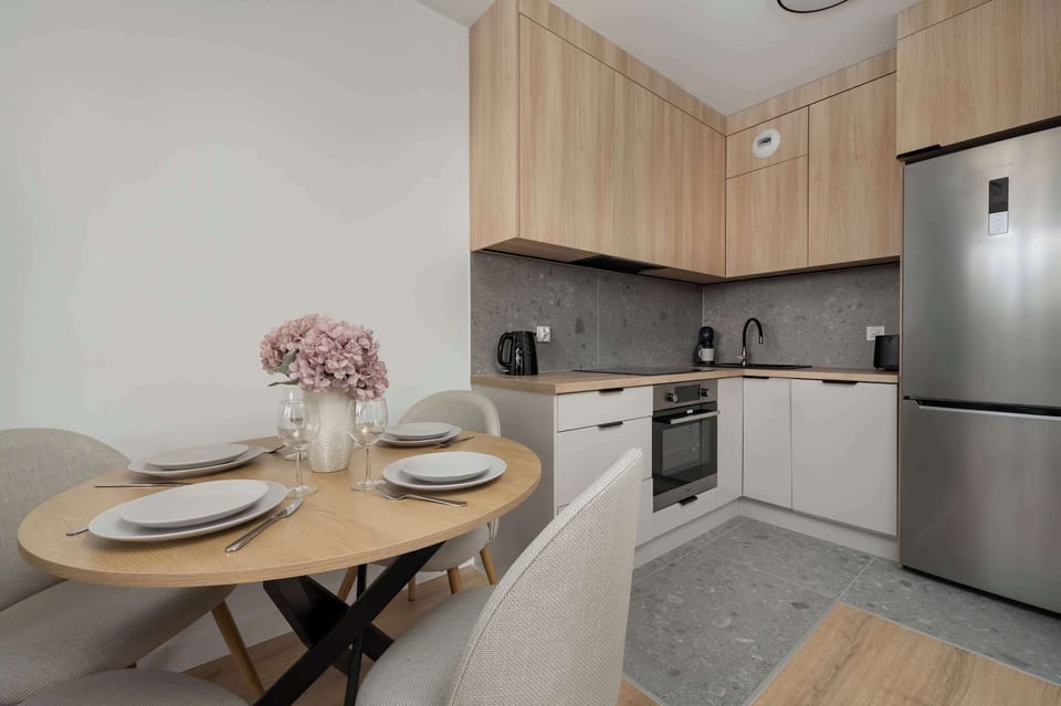 The kitchenette has everything you need to cook a delicious meal.