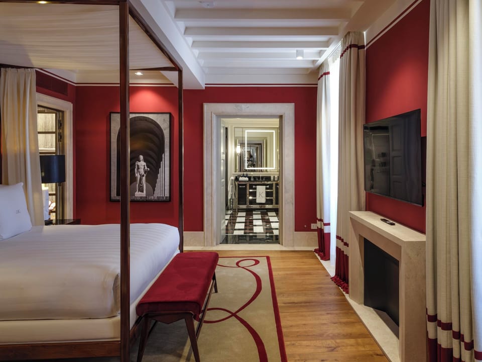 Minibar (free items), in-room safe, desk, WiFi (free)