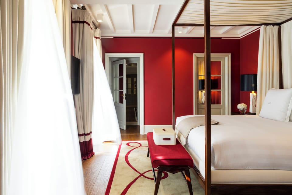 Minibar (free items), in-room safe, desk, WiFi (free)