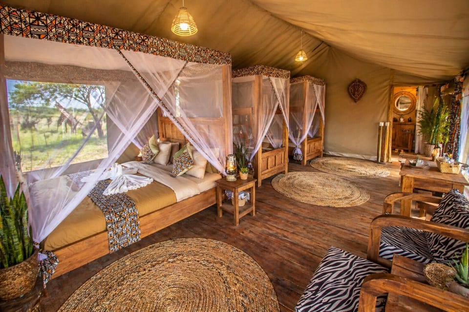 Deluxe Tent | In-room safe, bed sheets