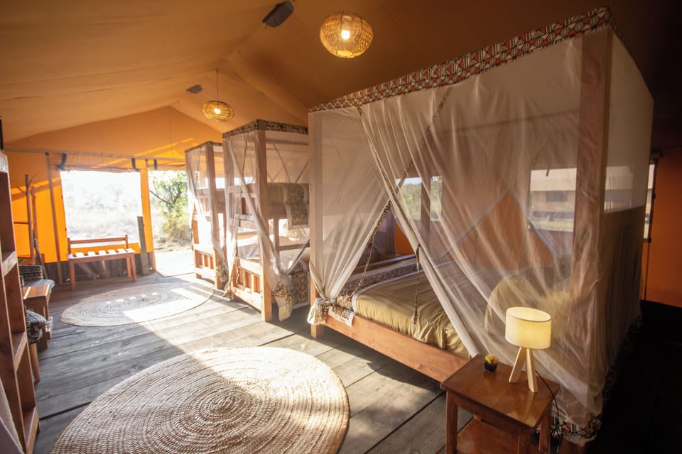 Deluxe Tent | In-room safe, bed sheets