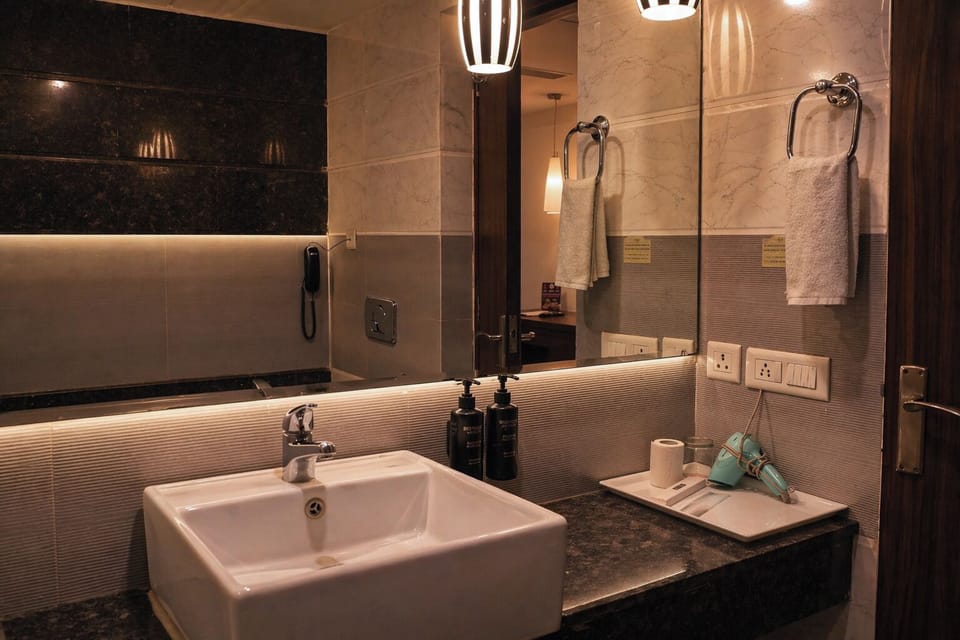 Deluxe Room, City View | Bathroom