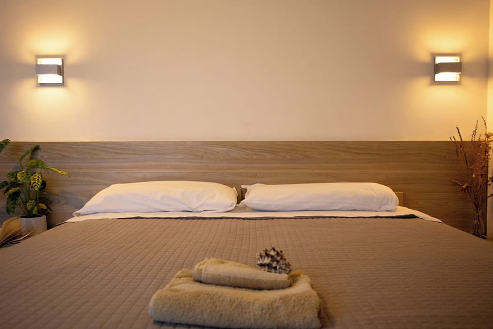 Junior Studio Suite, Sea View | In-room safe, desk, free WiFi