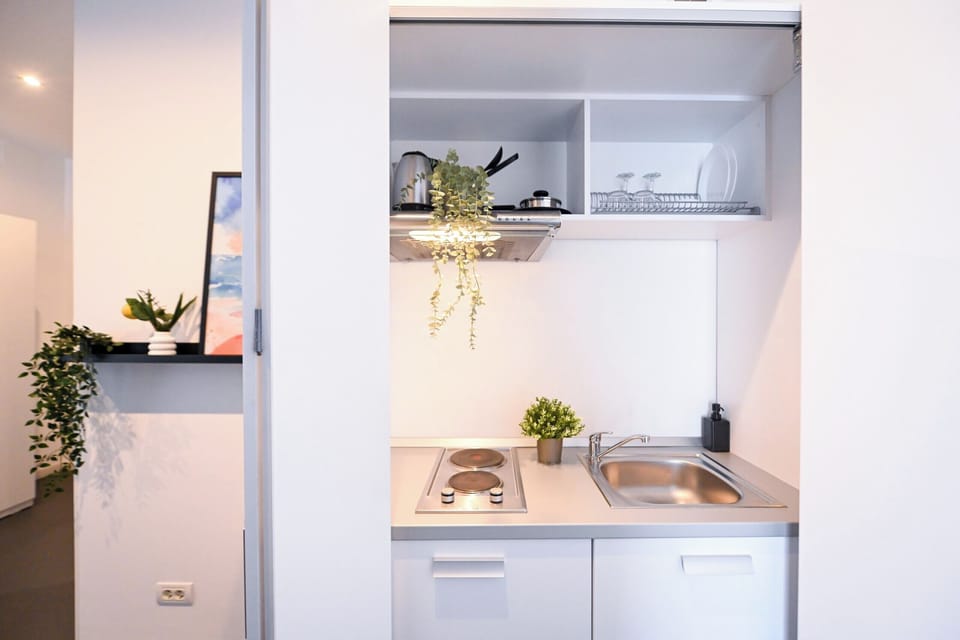 Standard Studio | Private kitchenette | Cookware/dishes/utensils