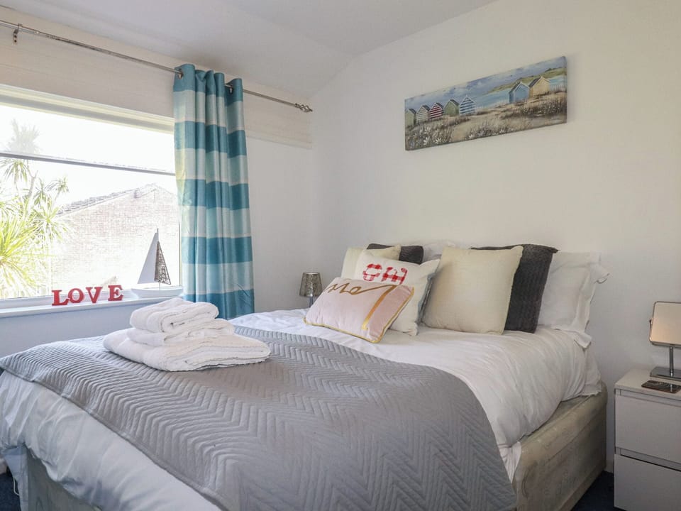 2 bedrooms, individually decorated, individually furnished