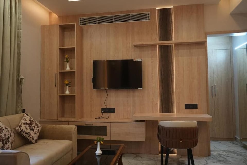 Executive Room, Balcony, Pool View | Living area